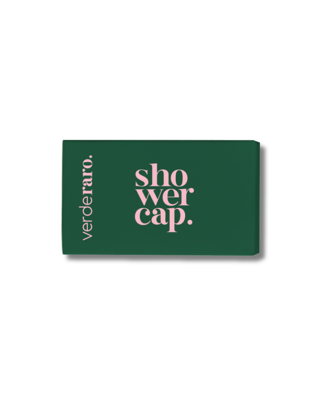 Una scatola rettangolare verde scuro con la scritta "verde raro." stampata in verticale e "shower cap." stampata in orizzontale in rosa chiaro.