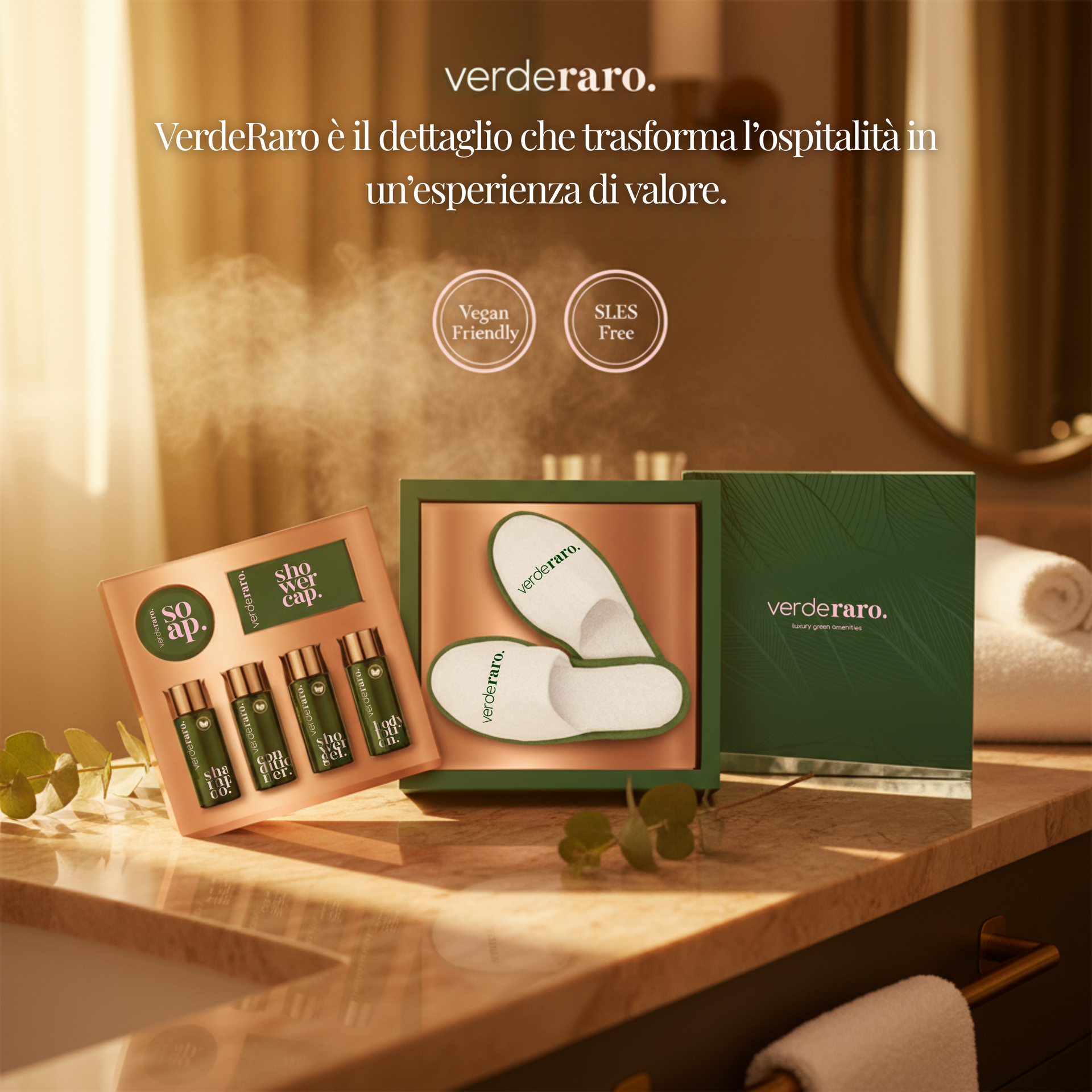 Set di cortesia dell'hotel Verderaro con articoli da toeletta e pantofole su un mobiletto da bagno in legno, in un ambiente caldo ed elegante.
