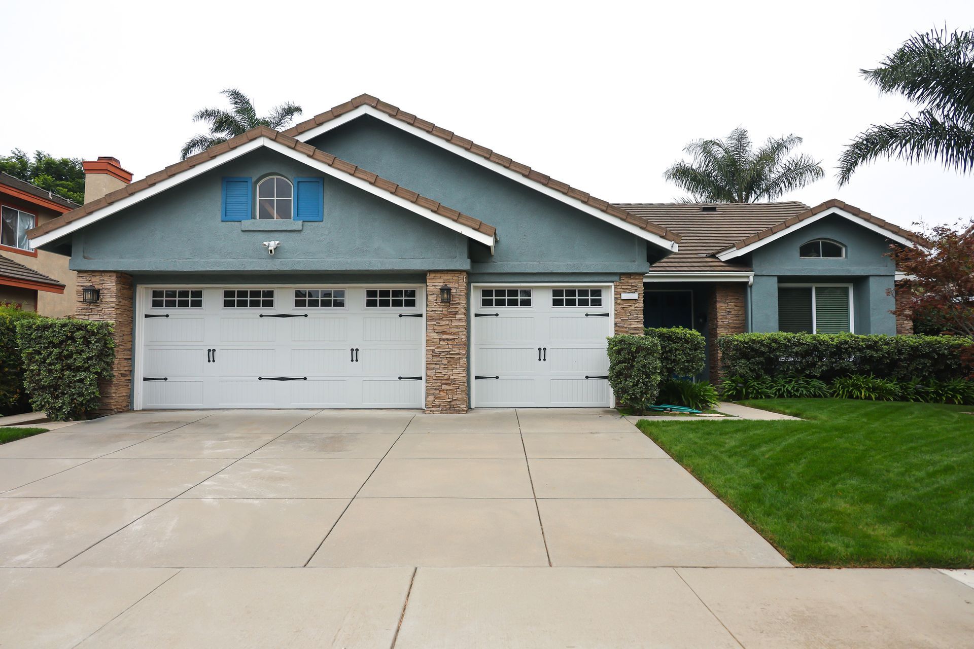 Blue House, Two Garages