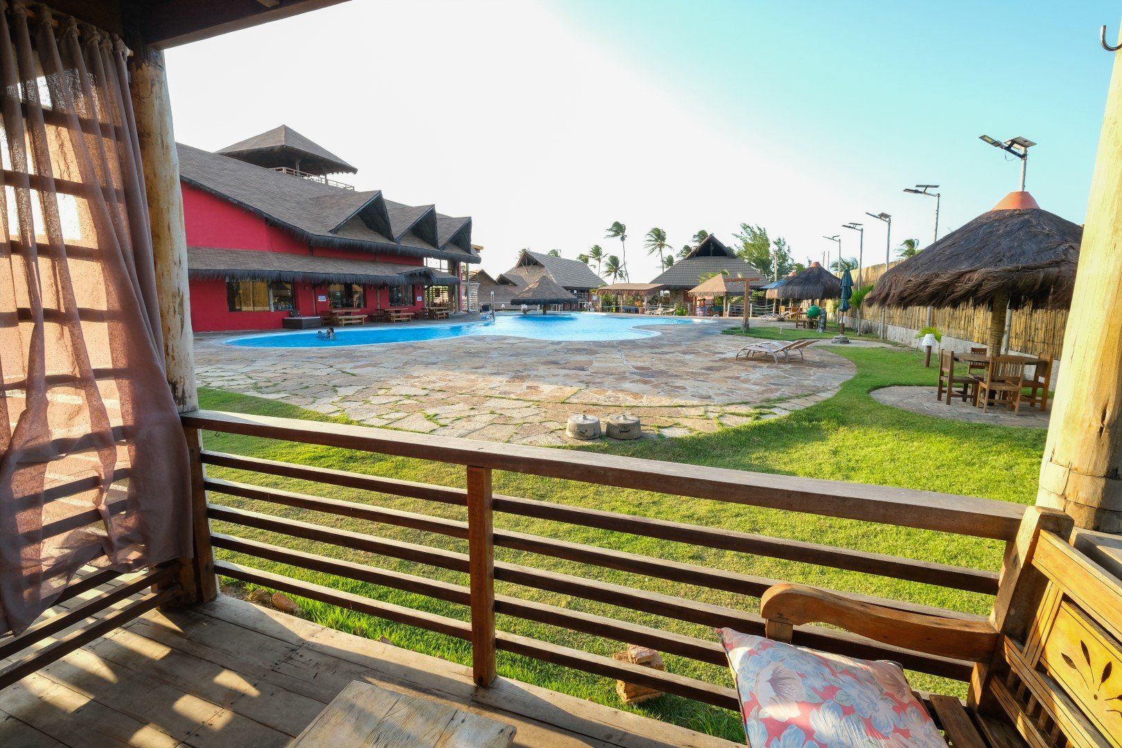 Uma vista de uma piscina de uma varanda.