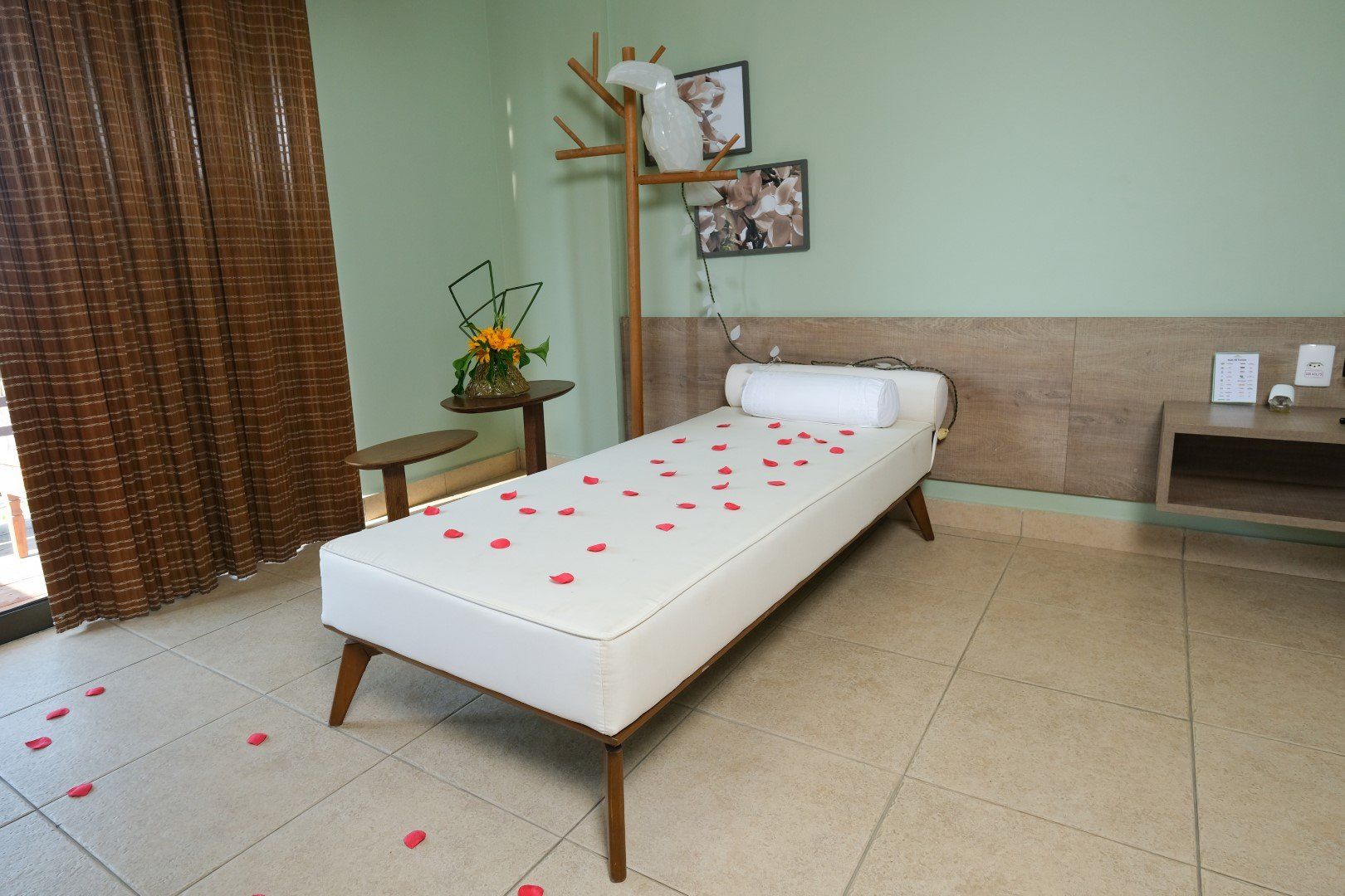 Uma cama com pétalas de rosas em um quarto