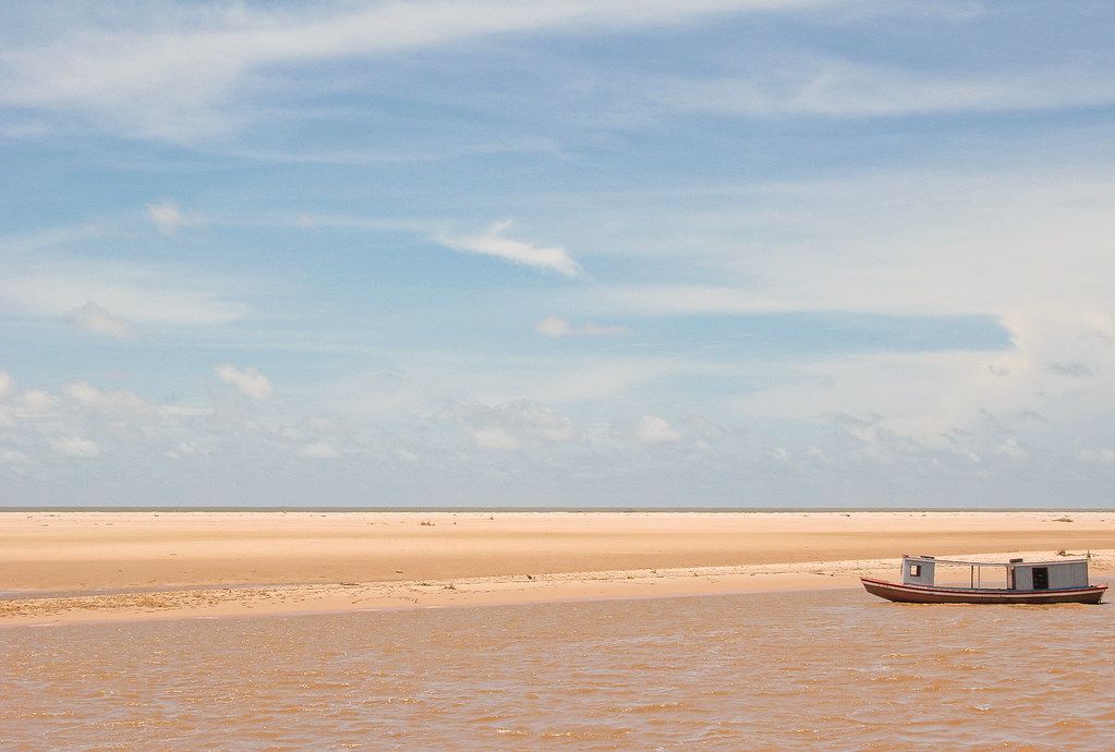Praia de Luís Correia com barco no litoral do Piauí