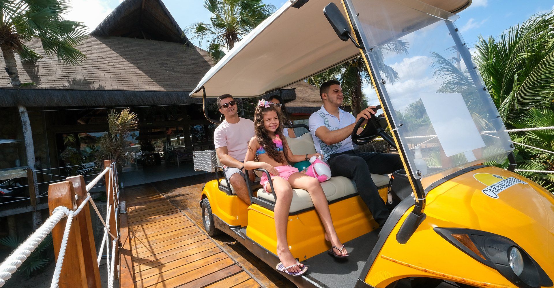 Família chegando ao Carnaubinha Praia Resort, hotel em Luís Correia