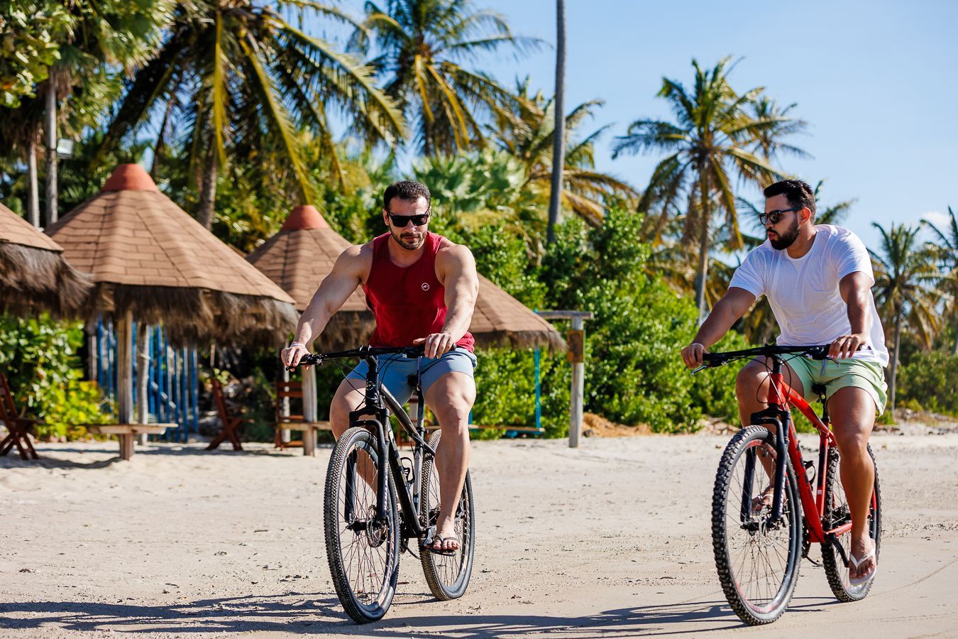 Dois homens andando de bicicleta na Praia em Luís Correia no Piauí