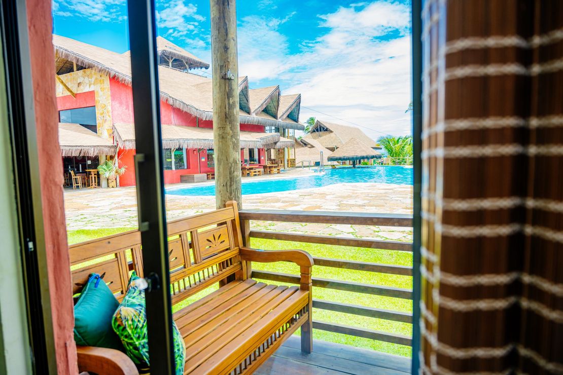 Quarto com varanda e vista para piscina no Carnaubinha Praia Resort em Luís Correia