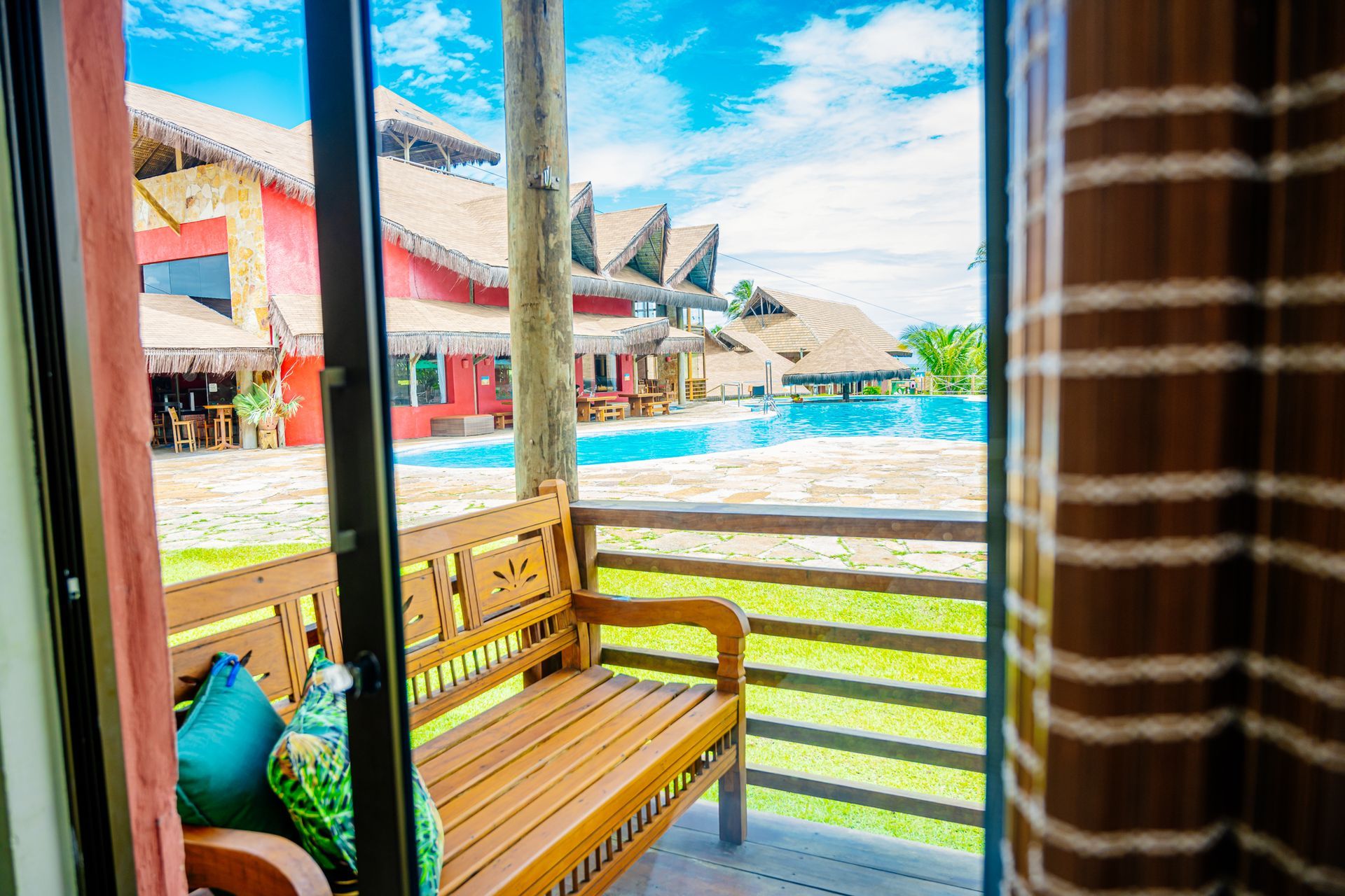 Quarto com varanda e vista para piscina no Carnaubinha Praia Resort em Luís Correia