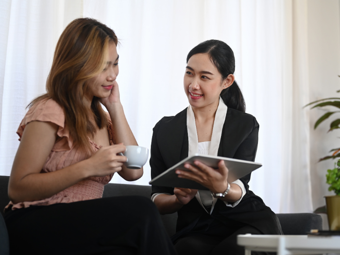 An image showing a caring insurance agent helping a consumer compare quotes in South Carolina.