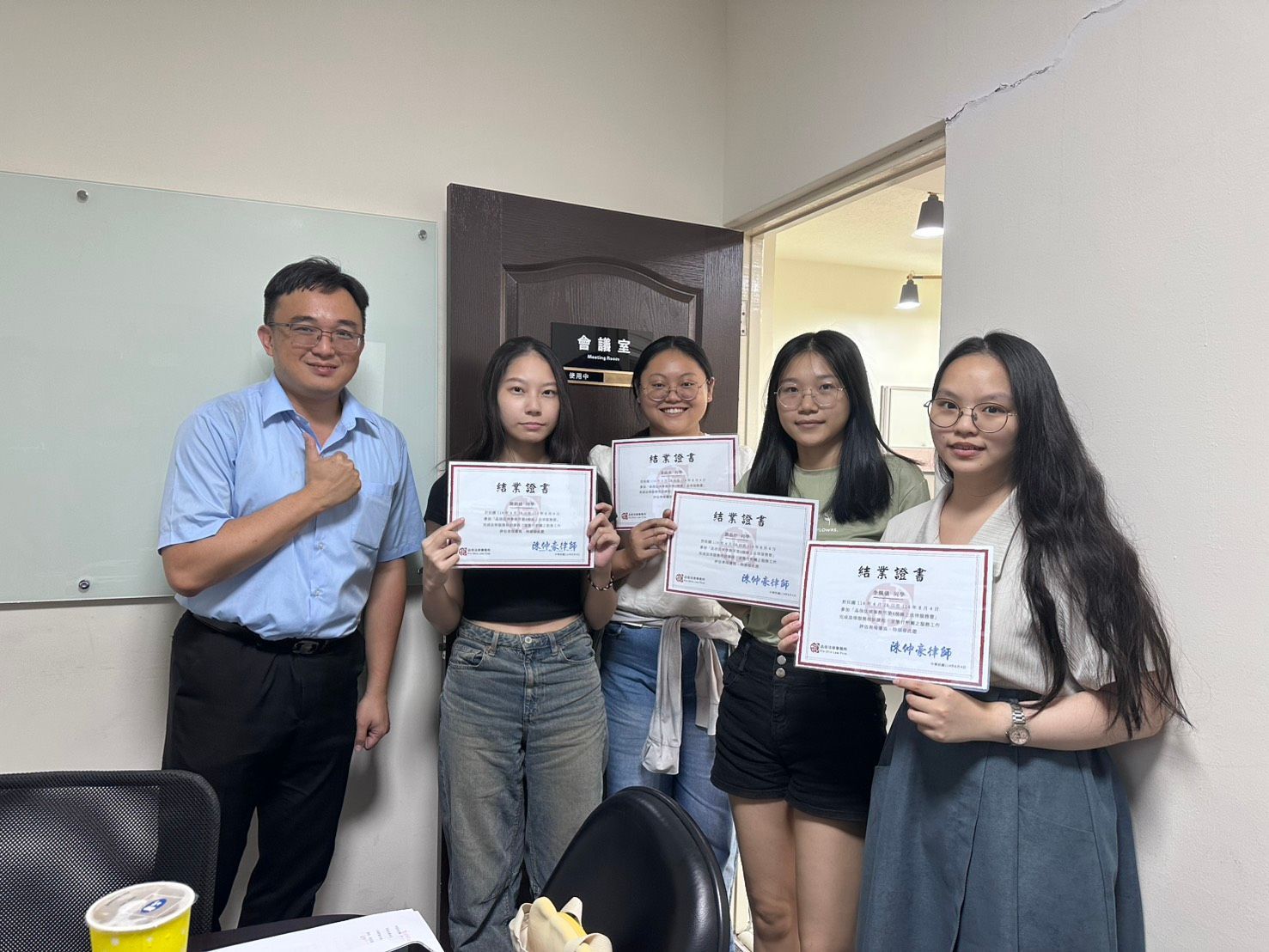 陳仲豪律師與同學們合照