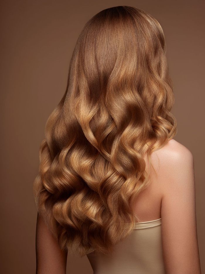 ragazza con capelli mossi castano chiaro