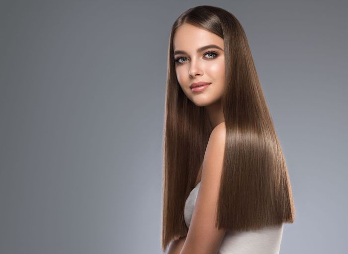 ragazza con capelli lunghi lisci