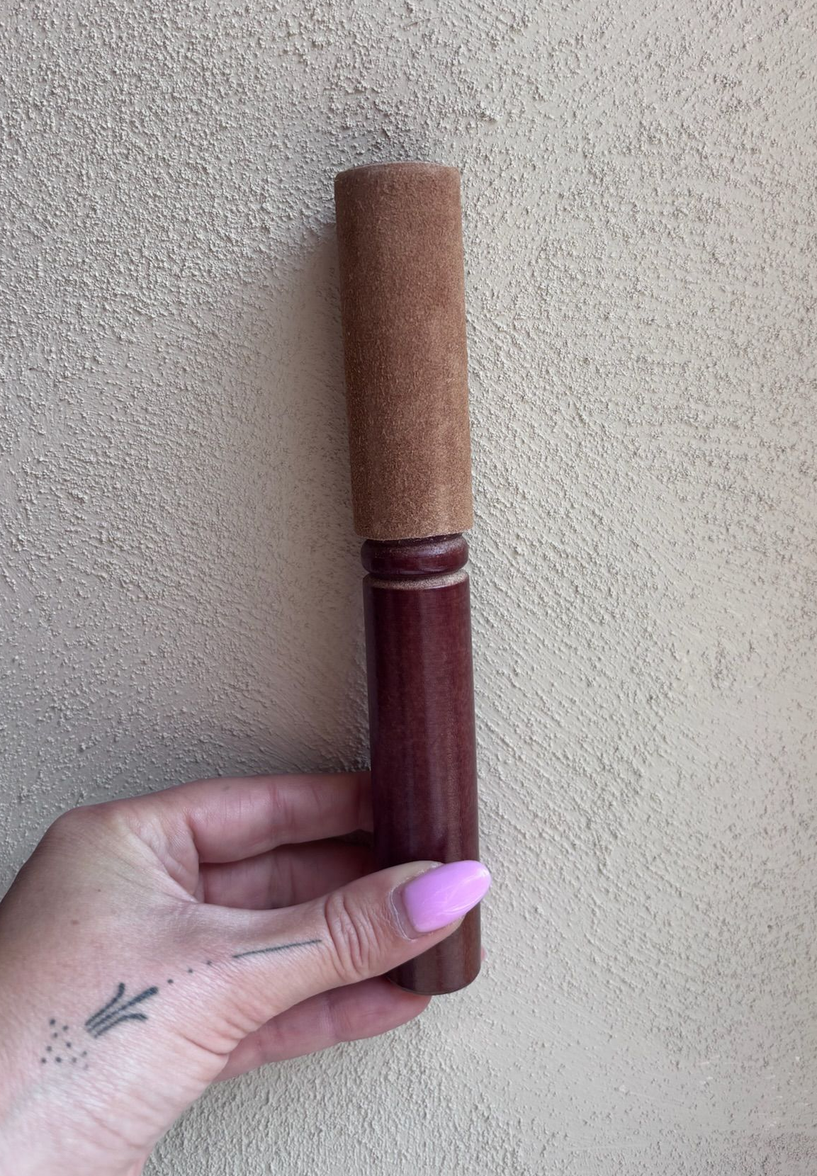 Aanstrijkstok klankschaal 16 cm | donker hout & crème