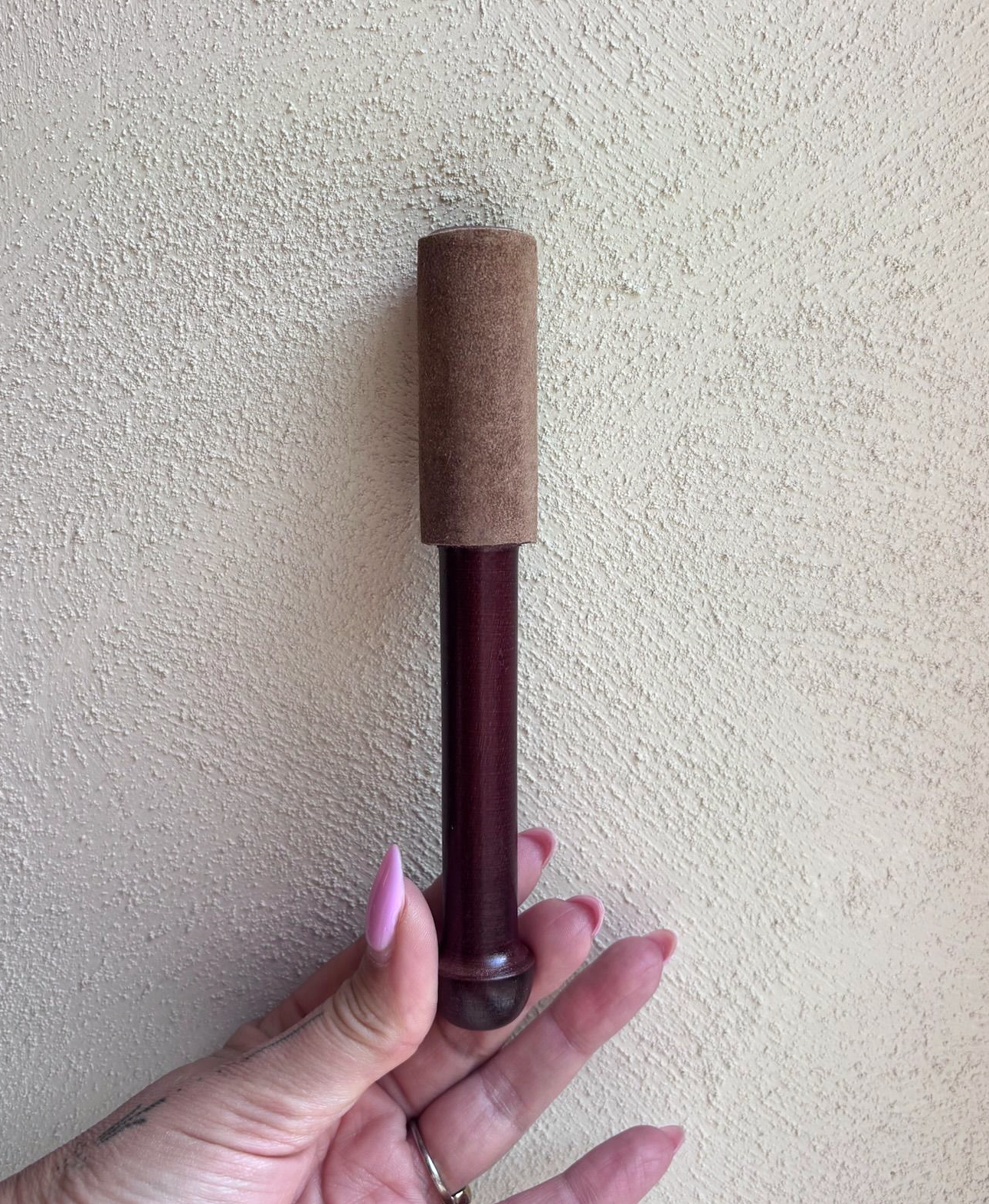 Aanstrijkstok klankschaal 19 cm | donker hout & crème