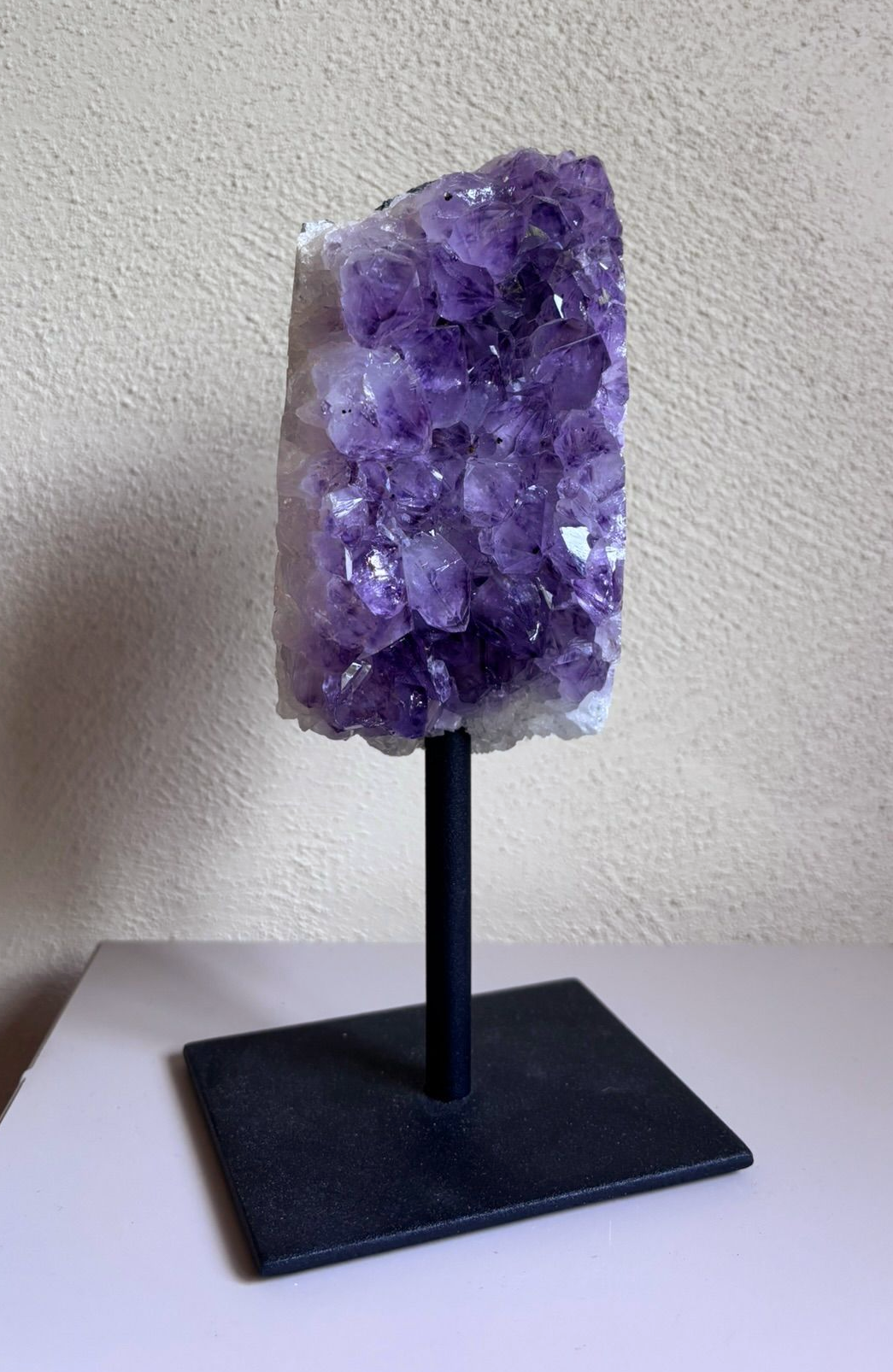 Amethist op standaard – 21 cm