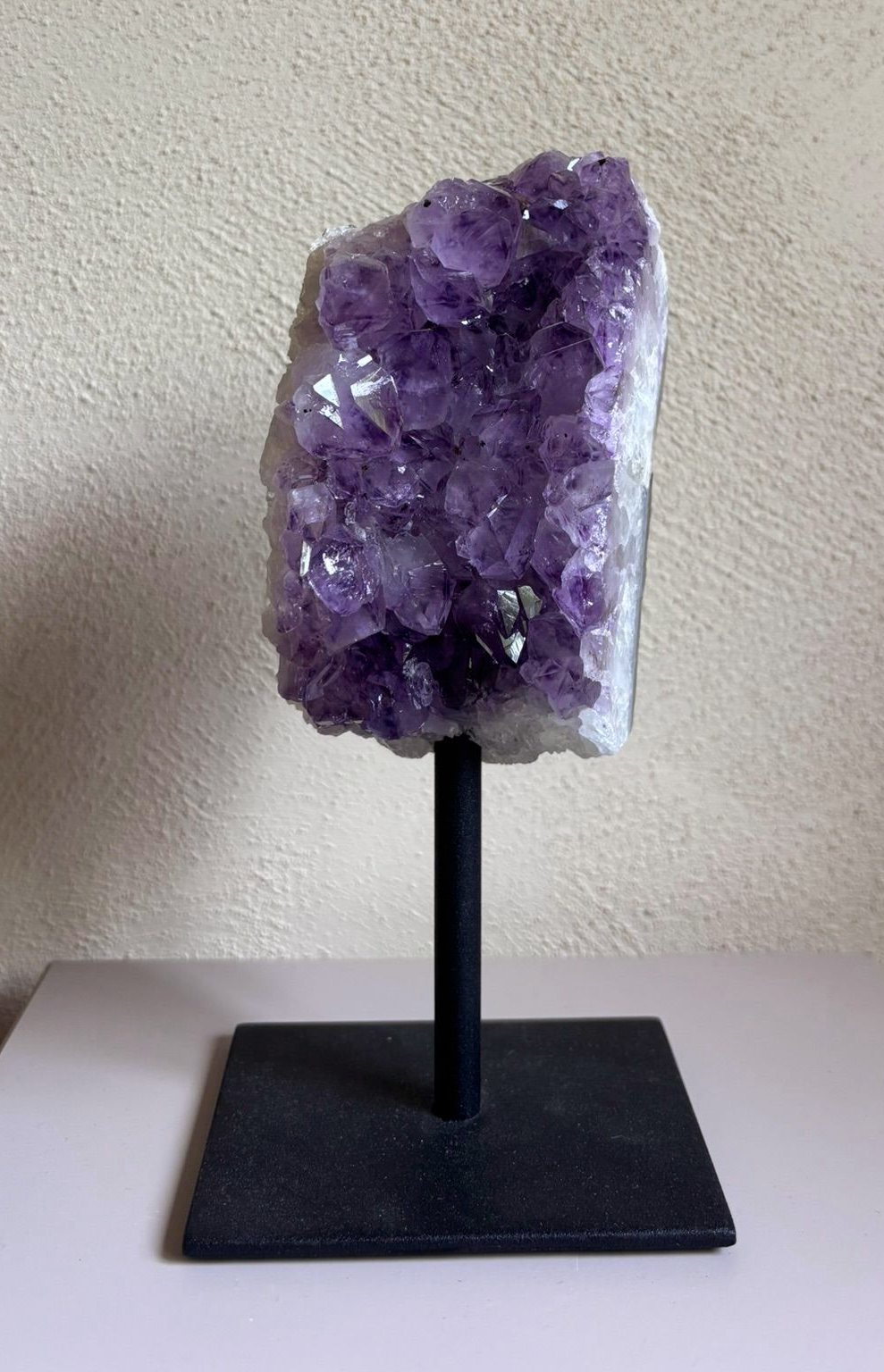 Amethist op standaard – 21 cm
