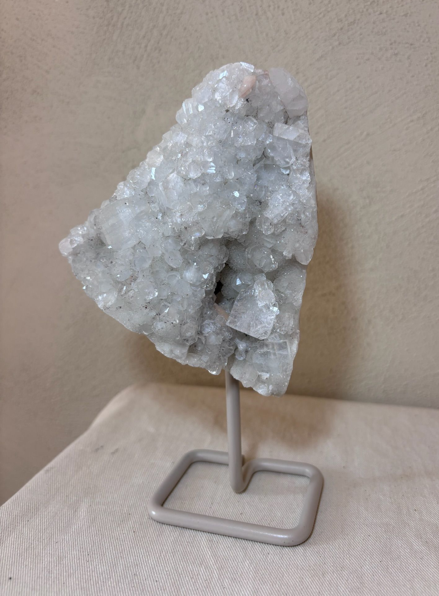 Apofyliet cluster uit India – 20 cm incl. standaard