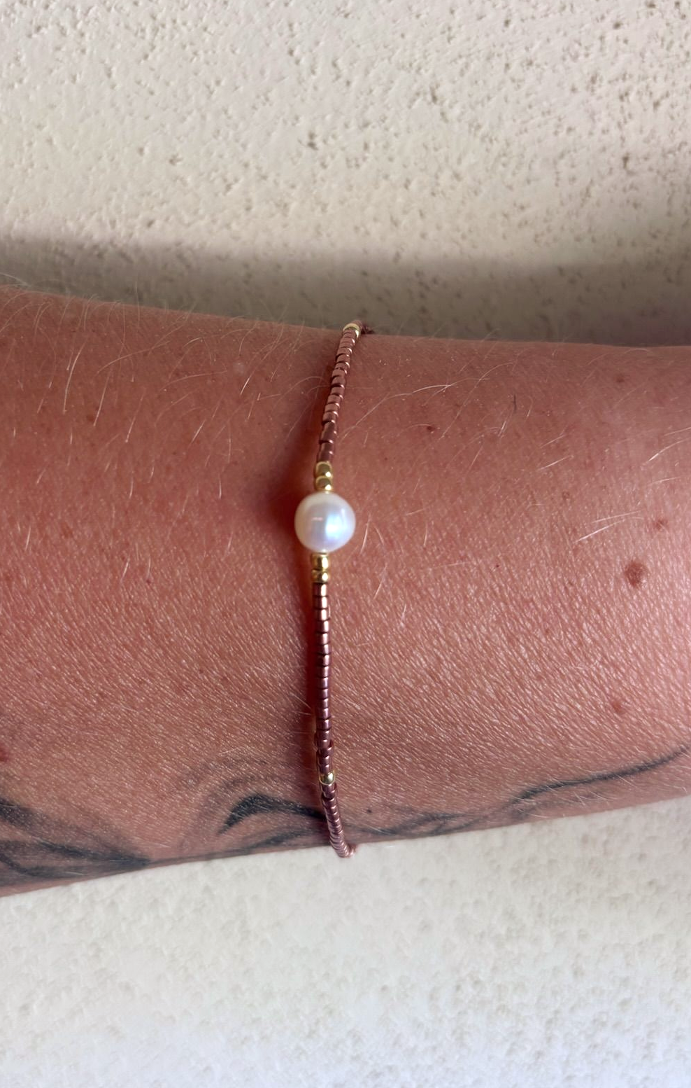 Armband aantrekkoord miyuki kralen met zoetwaterparel - rosegoud
