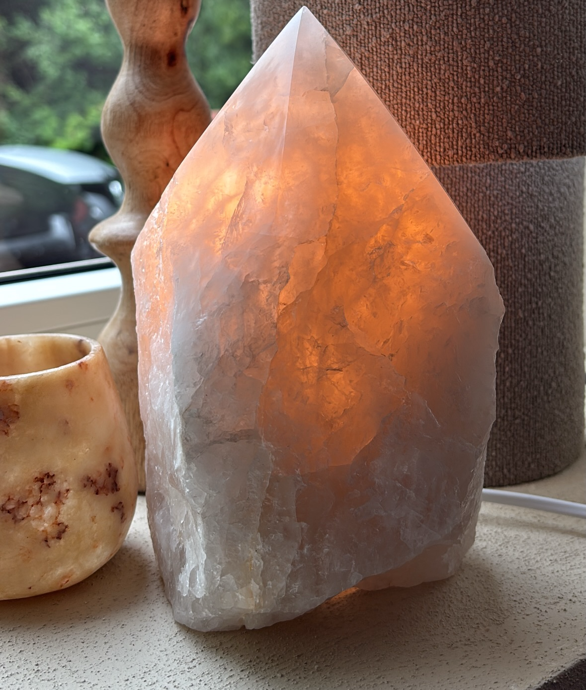 Een stralende witte bergkristal lamp met warm  licht.