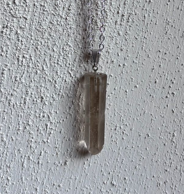 Bergkristal punthanger met zilverkleurige ketting