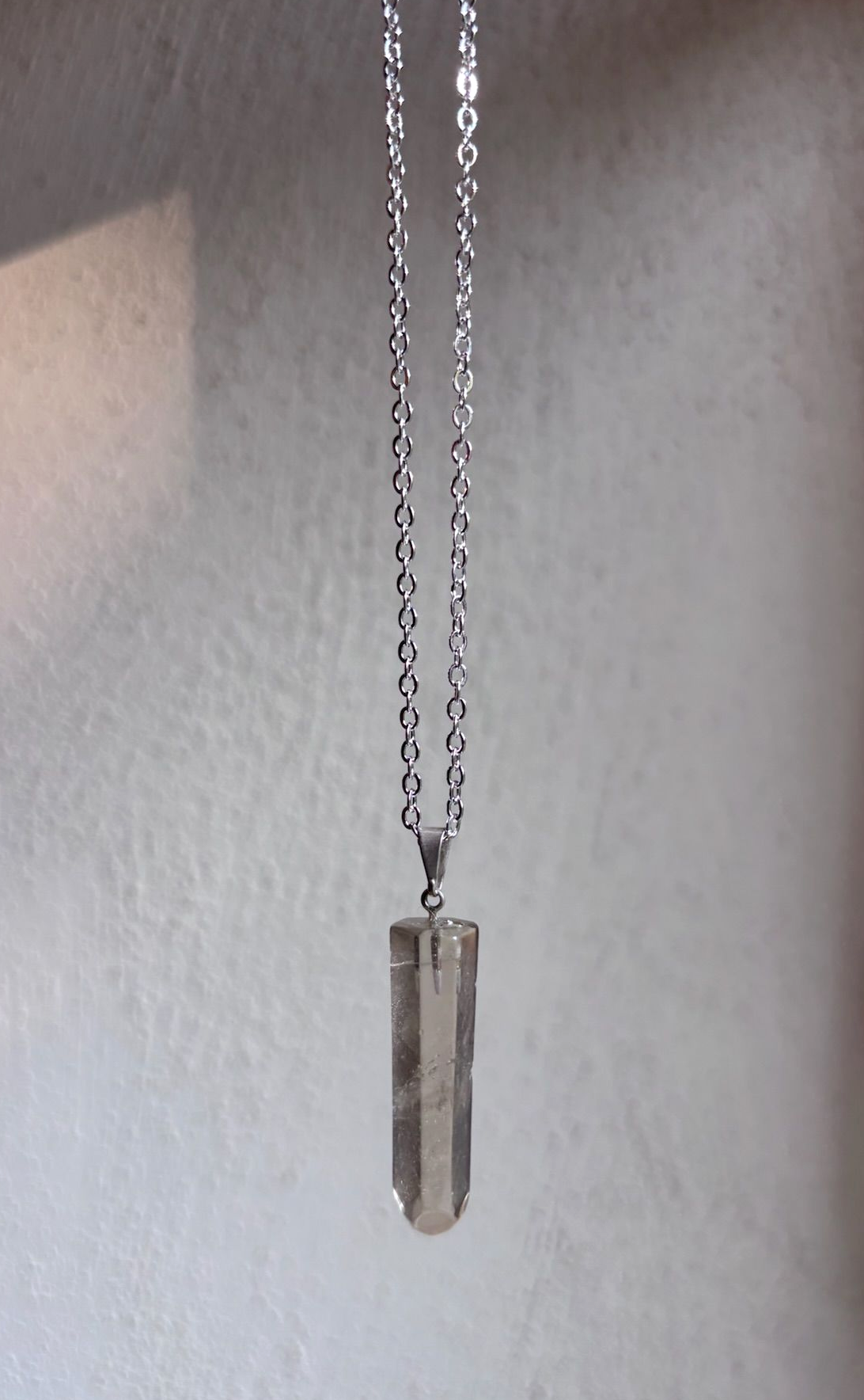 Bergkristal punthanger met zilverkleurige ketting
