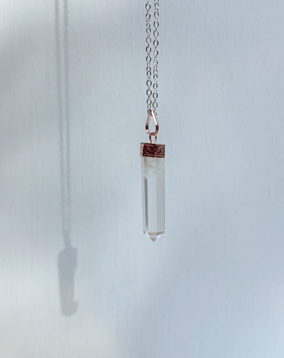 Punthanger bergkristal met koperen omhulsel