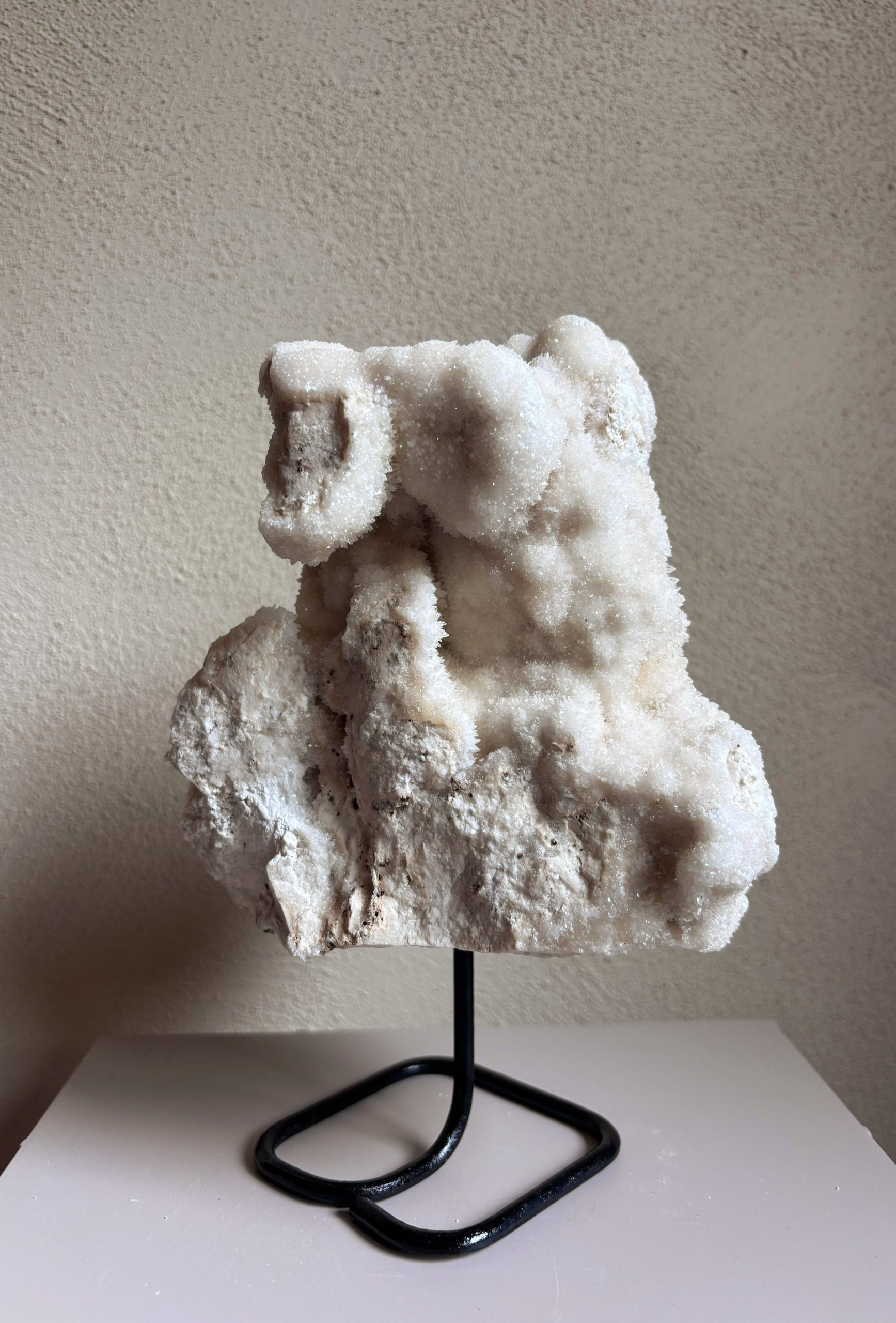 Calciet op standaard uit Indonesie