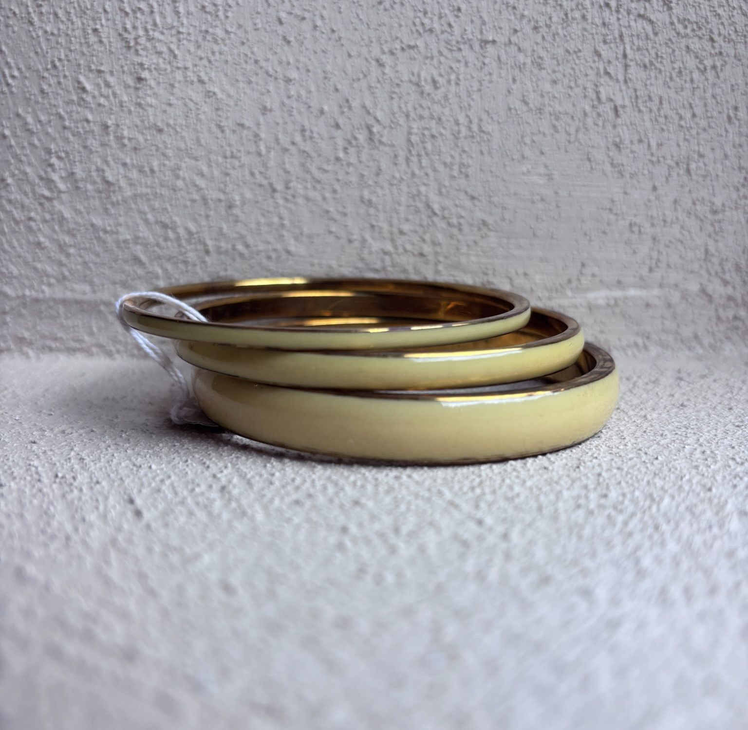 Gele bangles set – messing binnenkant