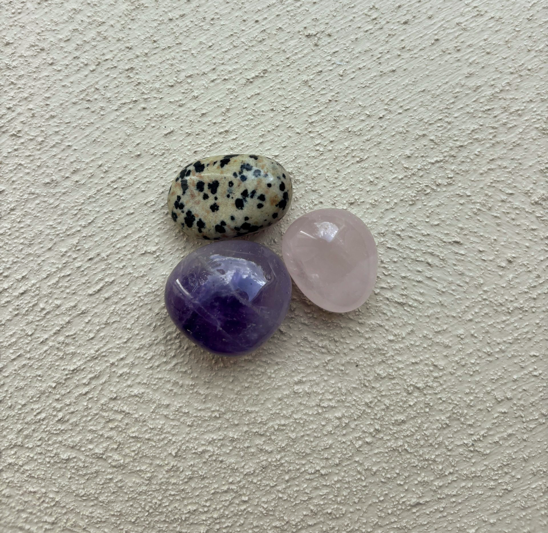Geschenksetje (self)love edelstenen amethist, dalmatische jaspis, rozenkwarts