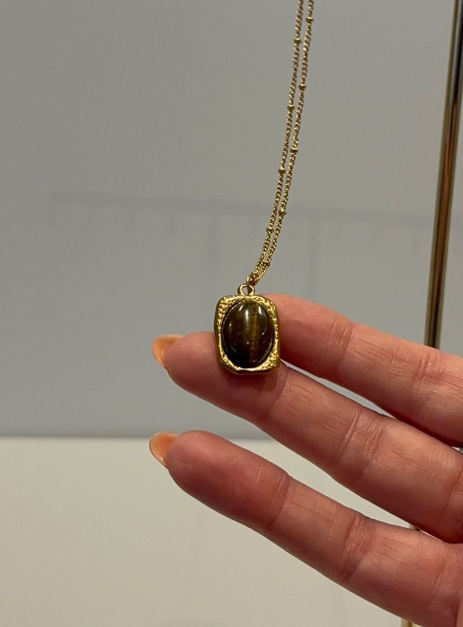 Goudkleurige ketting met tijgeroog-hanger