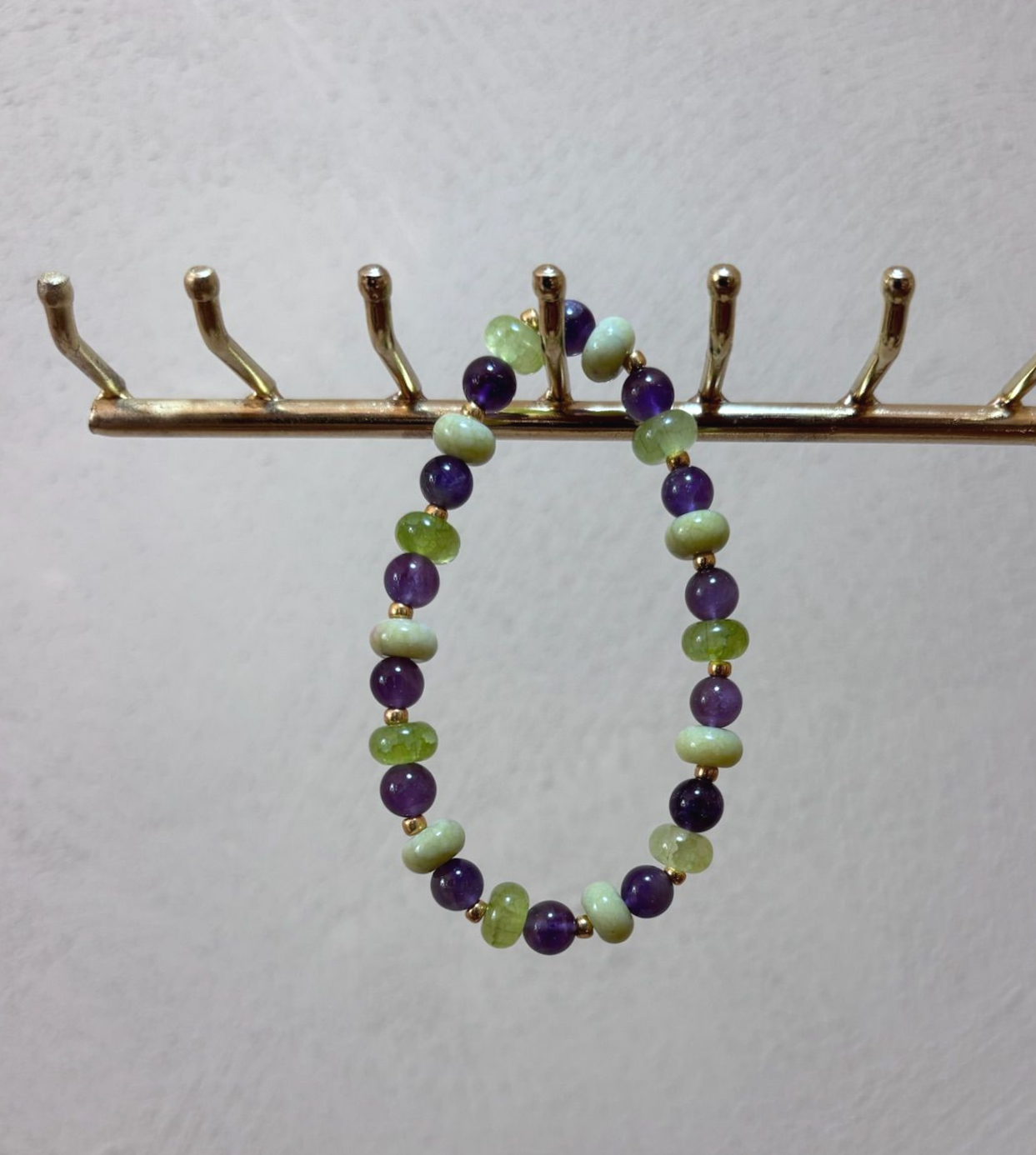 Handgemaakte armband met amethist en glazen rondellen