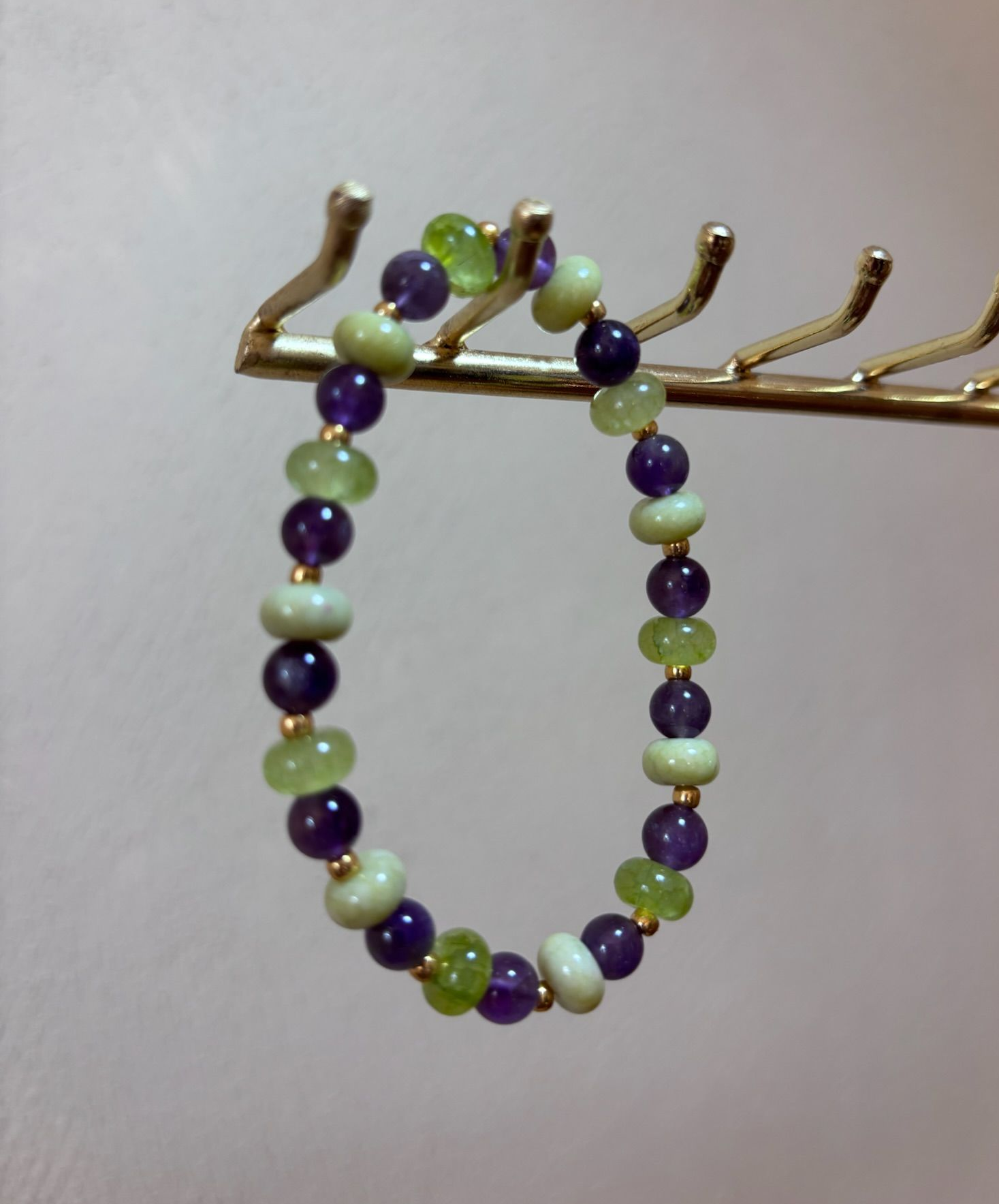 Handgemaakte armband met amethist en glazen rondellen