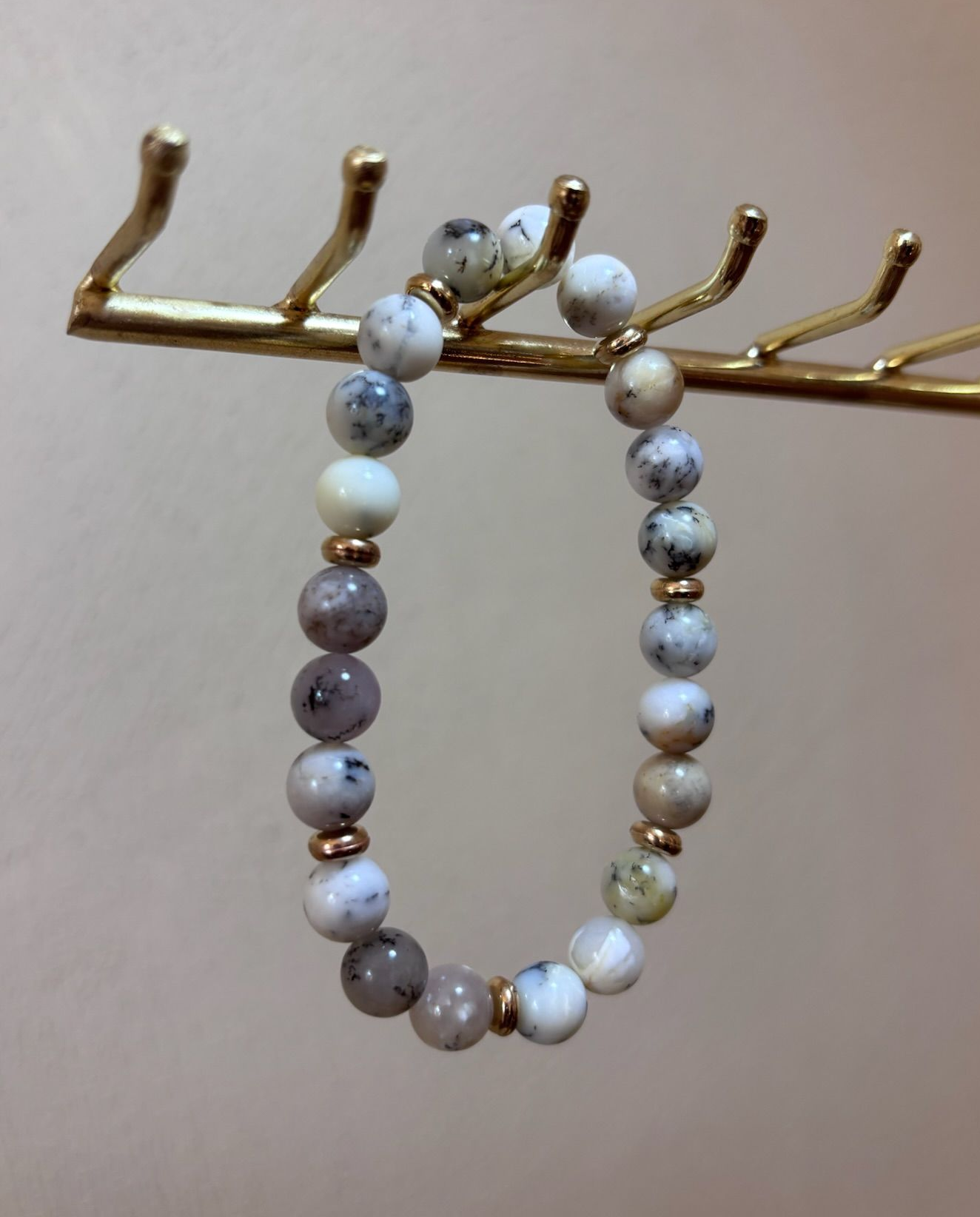Handgemaakte armband met dendriet opaal en stainless steel details