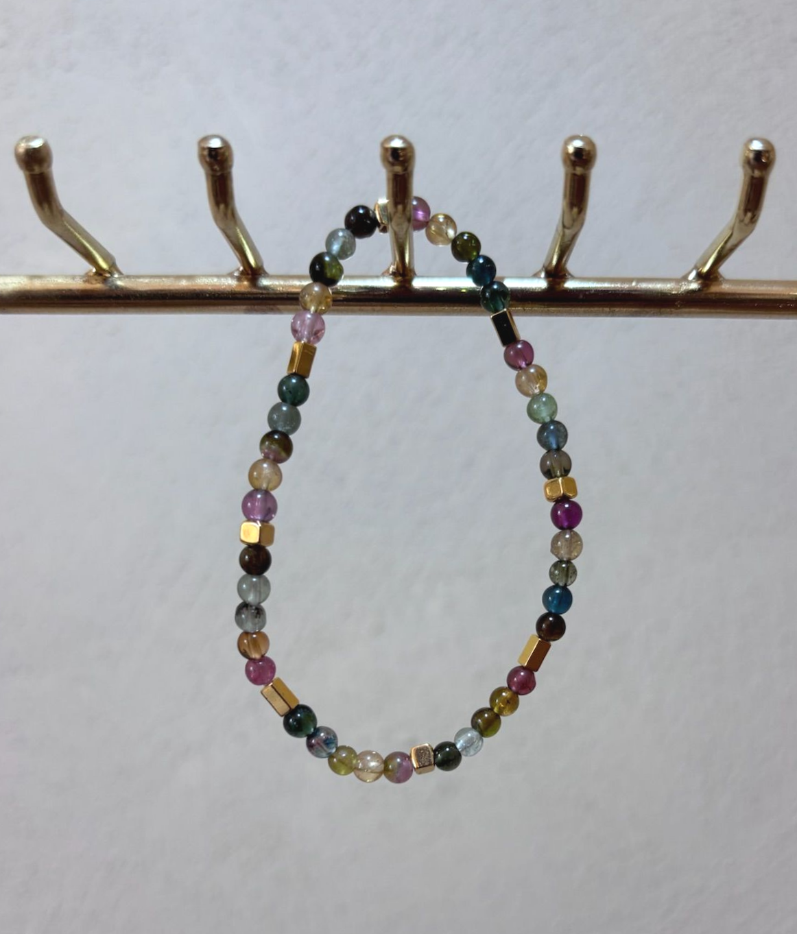 Handgemaakte armband met een mix van toermalijn en stainless steel
