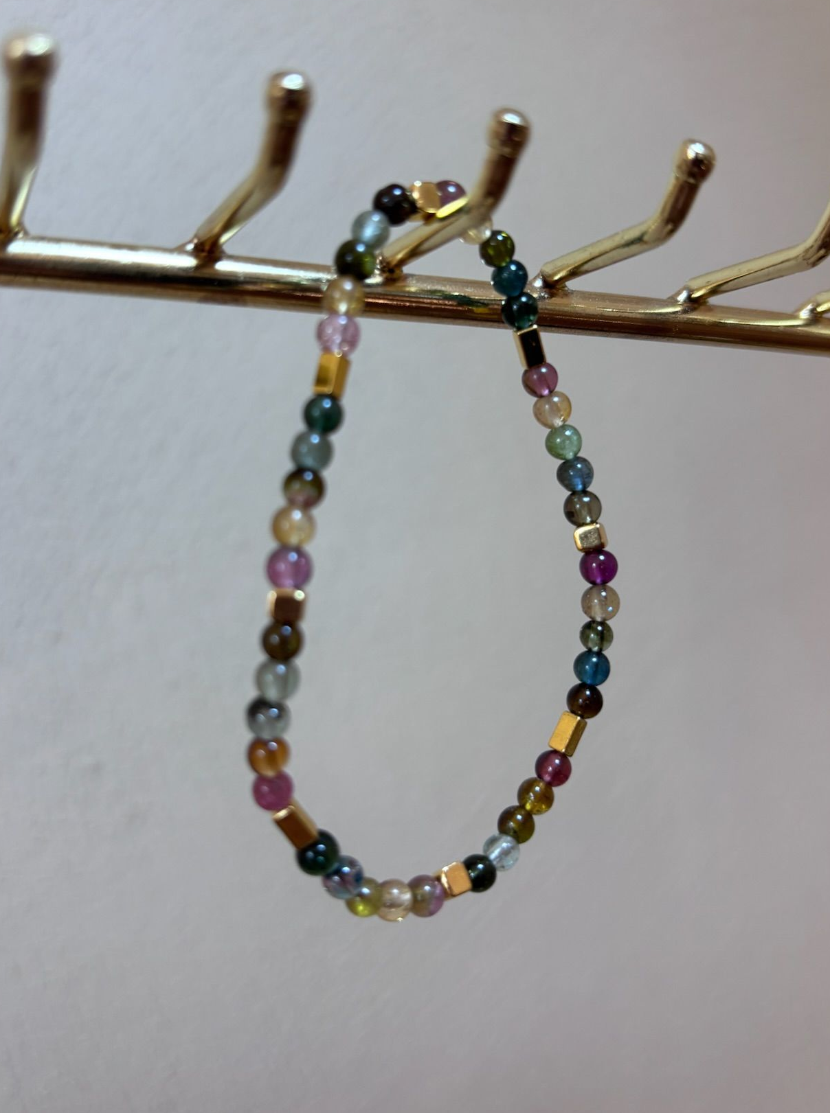 Handgemaakte armband met een mix van toermalijn en stainless steel