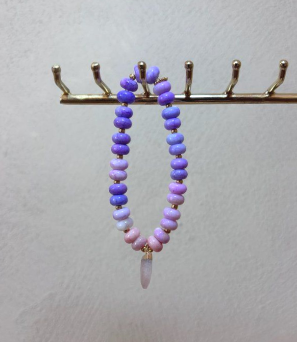 Handgemaakte armband met glazen rondellen en rozenkwarts bedel