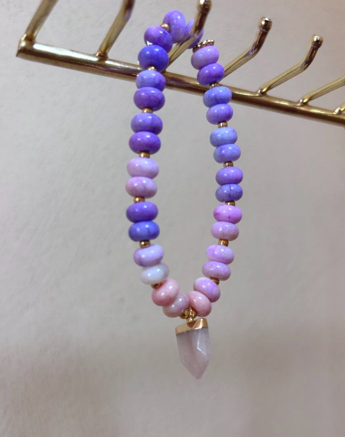 Handgemaakte armband met glazen rondellen en rozenkwarts bedel