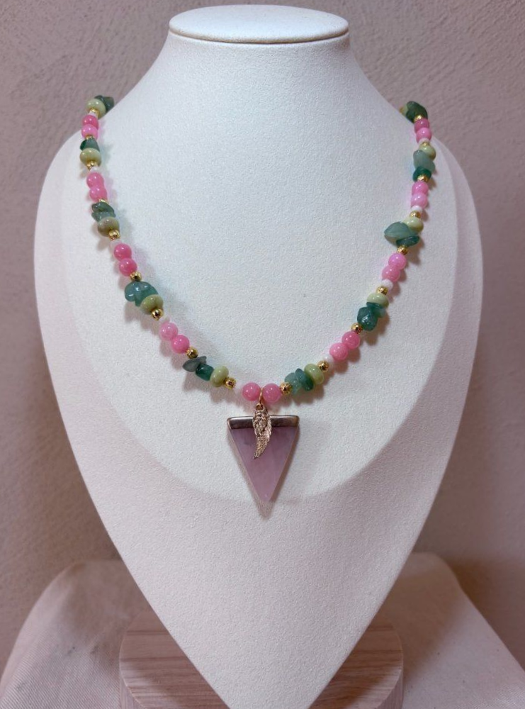 Handgemaakte edelstenen ketting met aventurijn, kwarts, jade, lavasteen en rozenkwarts hanger