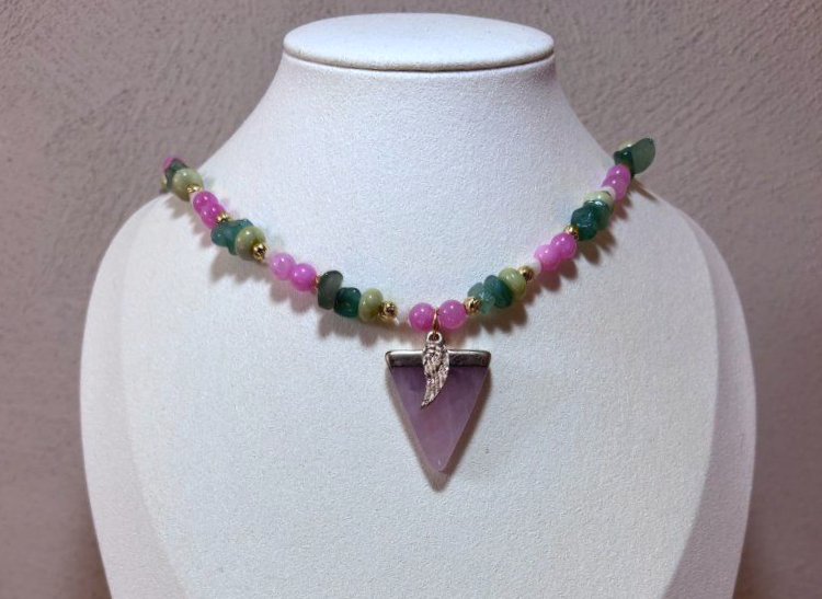 Handgemaakte edelstenen ketting met aventurijn, kwarts, jade, lavasteen en rozenkwarts hanger