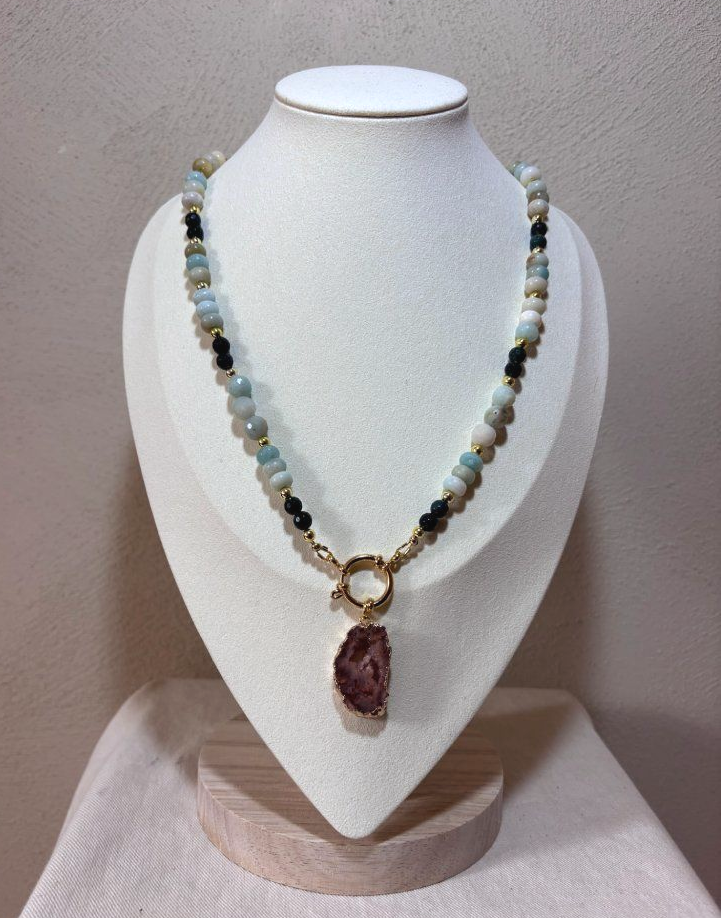 Handgemaakte edelstenen ketting met mosagaat, hematiet, amazoniet en donkerroze agaat hanger