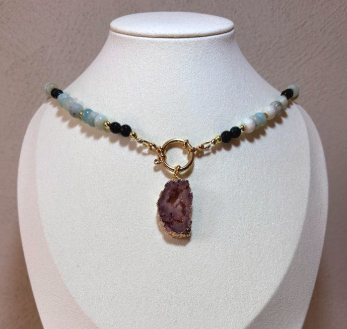 Handgemaakte edelstenen ketting met mosagaat, hematiet, amazoniet en donkerroze agaat hanger