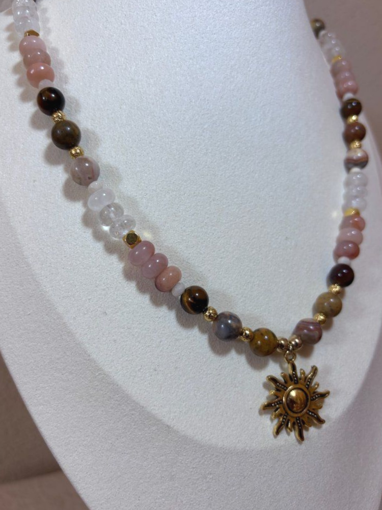 Handgemaakte edelstenen ketting met tijgeroog, bergkristal, roze aventurijn en crazy lace agaat