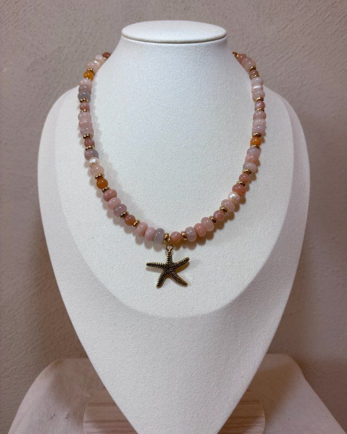 Handgemaakte ketting met roze aventurijn, kwarts, zoetwaterparel en zonnesteen