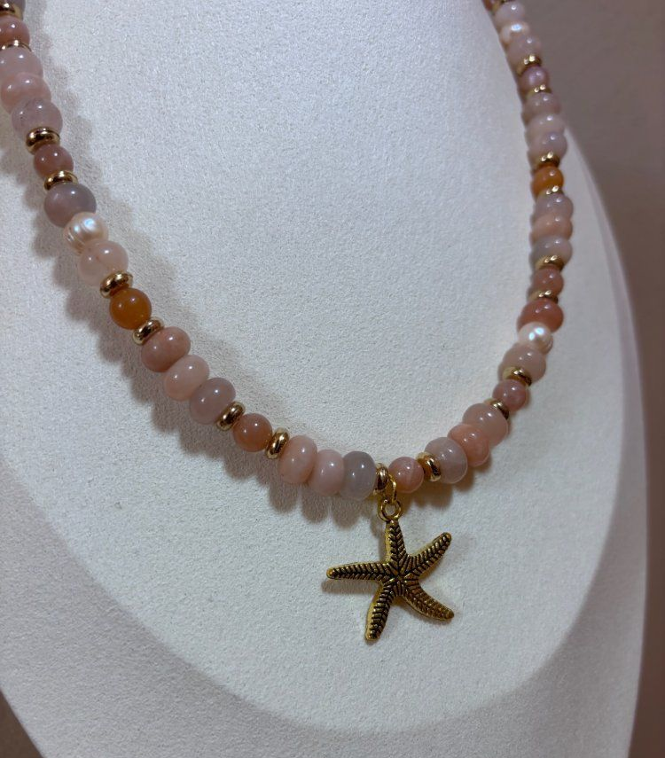 Handgemaakte ketting met roze aventurijn, kwarts, zoetwaterparel en zonnesteen