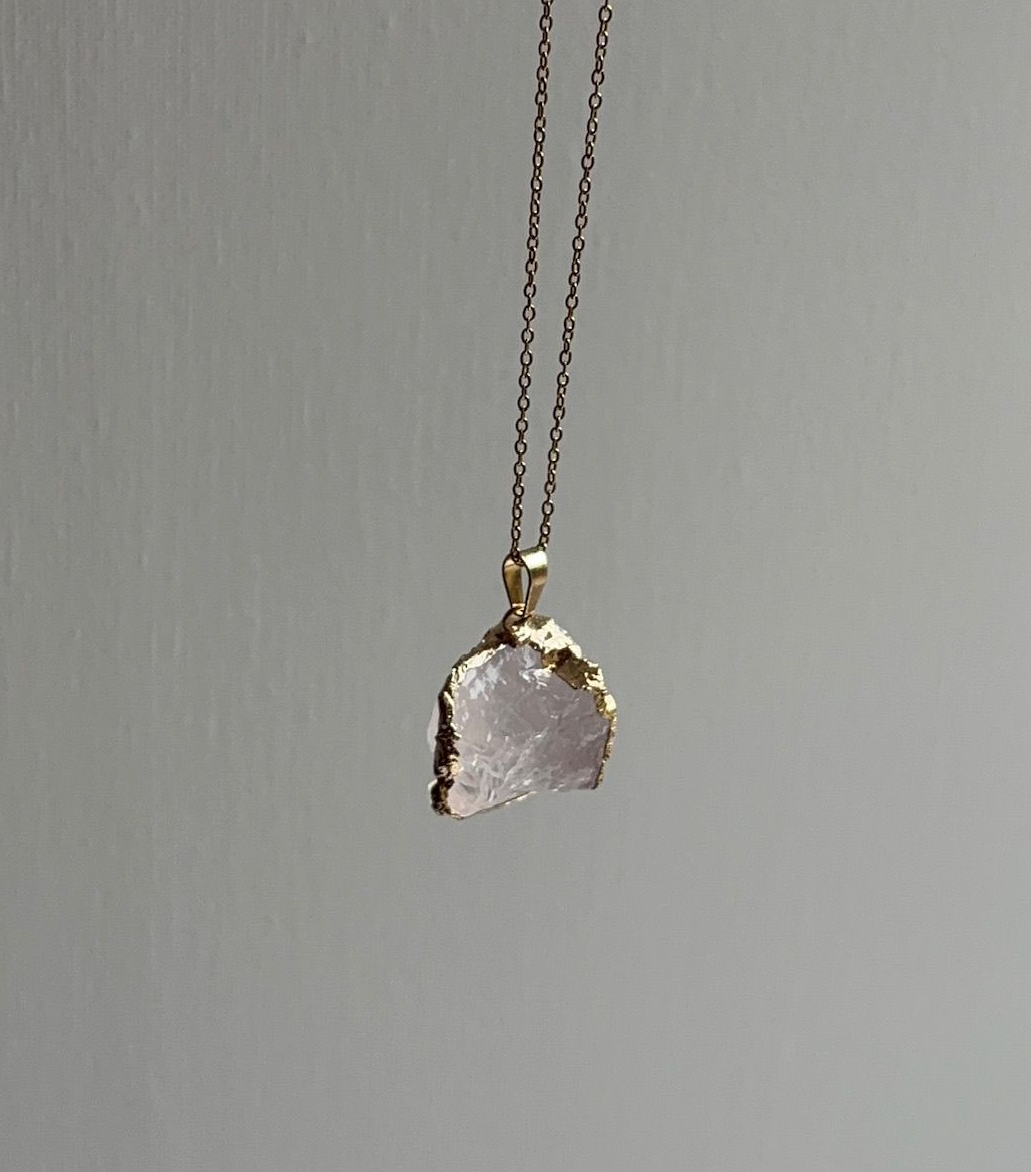 Ketting met ruw rozenkwarts hanger