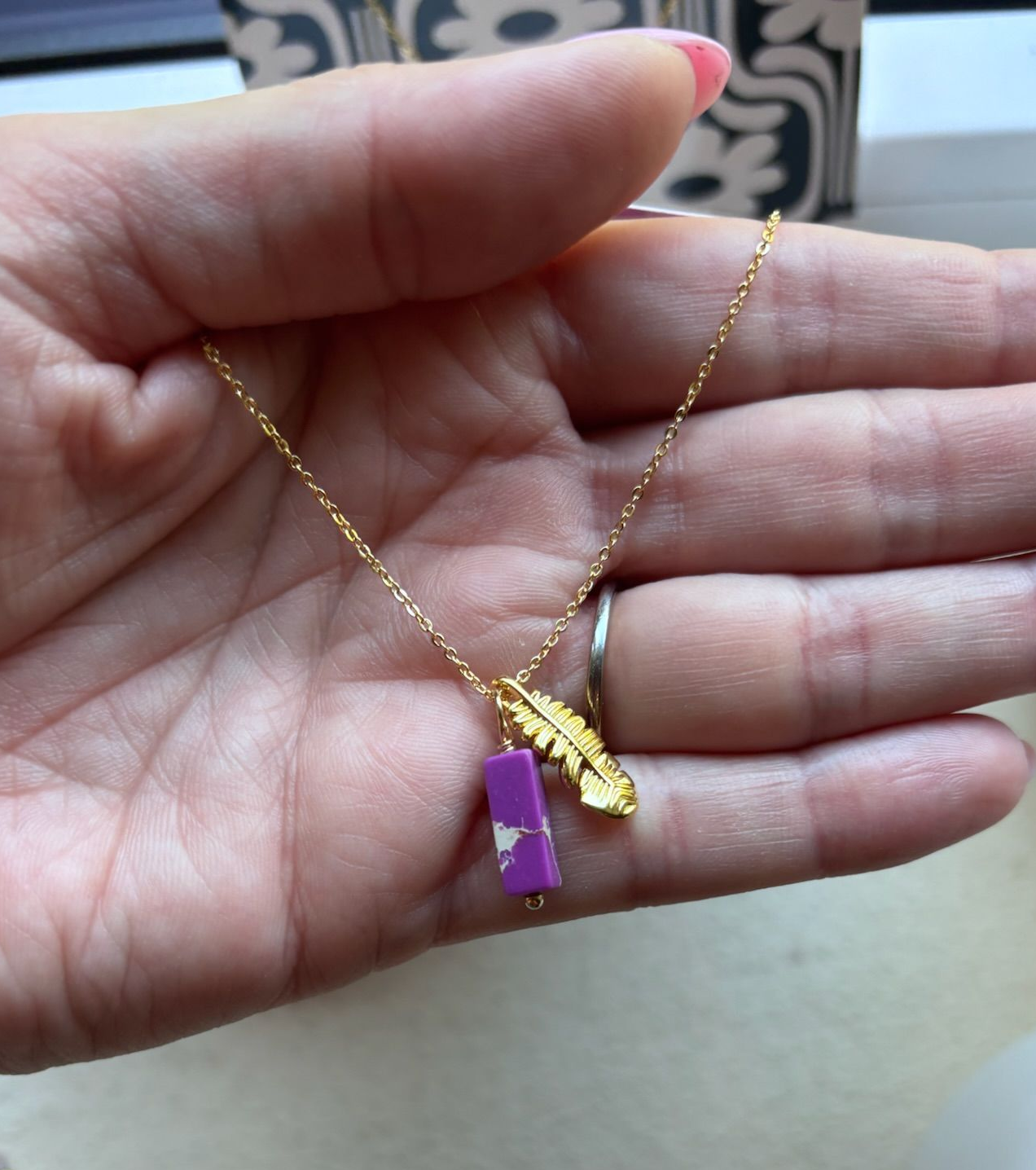 Ketting stainless steel met veertje en gemarmerd paars bedeltje