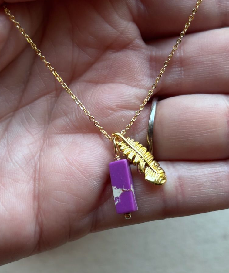 Ketting stainless steel met veertje en gemarmerd paars bedeltje