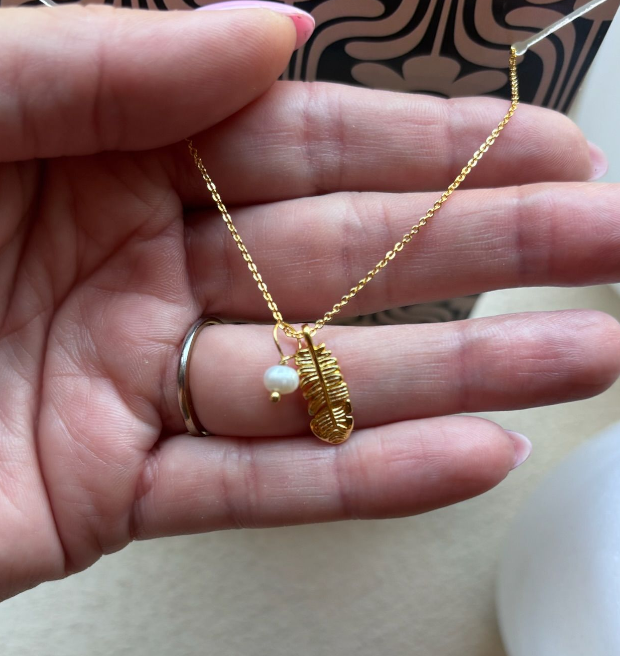 Ketting stainless steel met veertje en zoetwaterparel