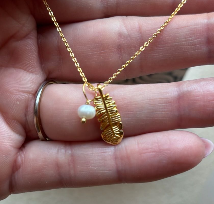 Ketting stainless steel met veertje en zoetwaterparel