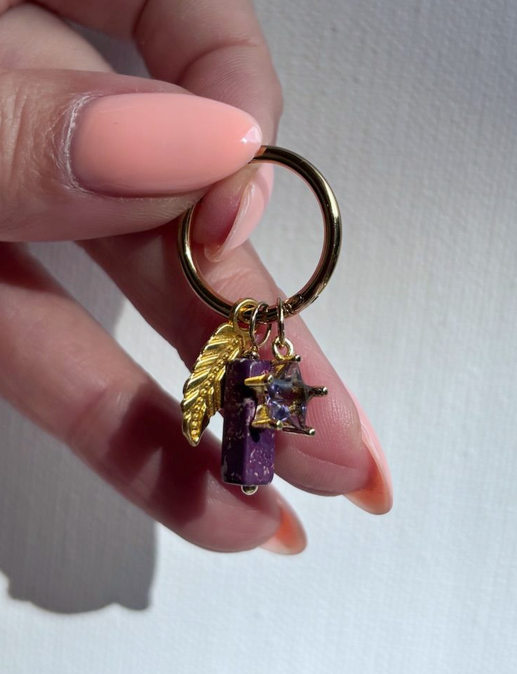 Oorbellen creolen met bedels - veertje, paars staafje en glitter
