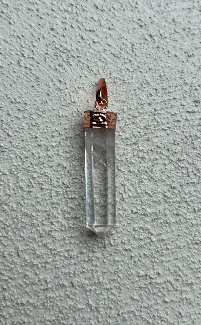 Punthanger bergkristal met koperen omhulsel