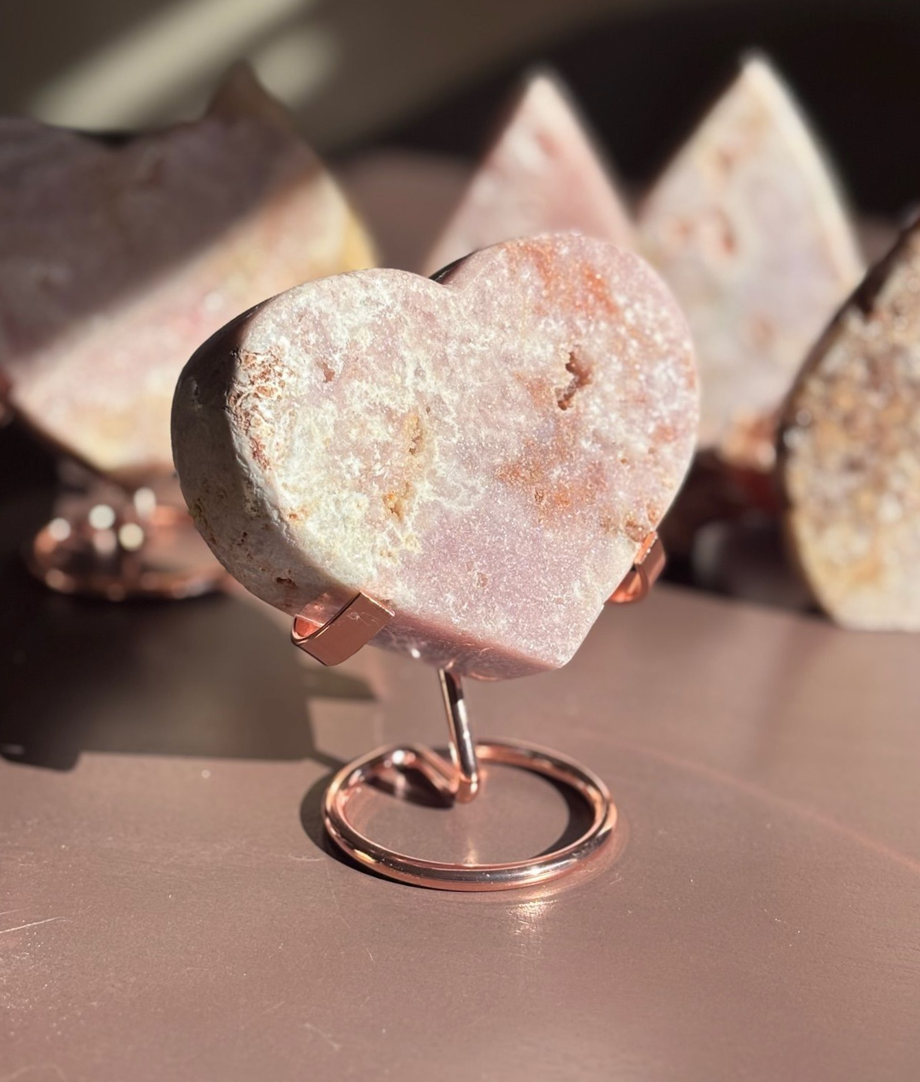 Roze amethist hart met standaard